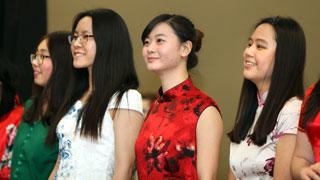站在时装秀前的中国学生