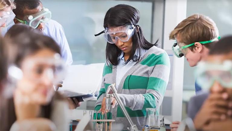 高中女生在化学实验室工作的照片